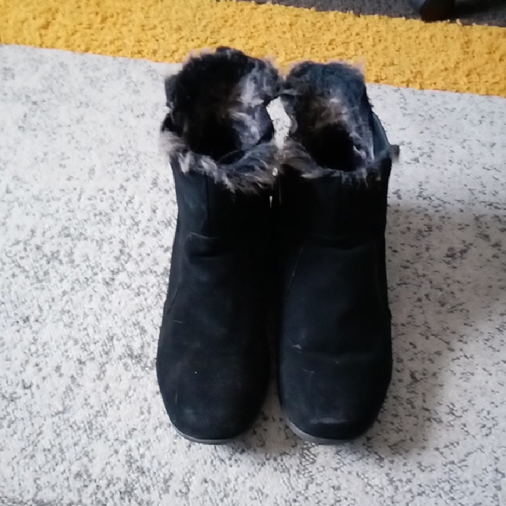 Khombu Black Ankle Boots with Fur Trim